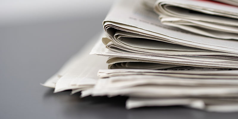 Stapel Zeitungen als veralteter Content auf der Website